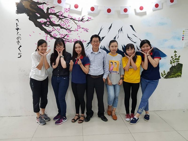 Thầy Hoàng Long và học sinh